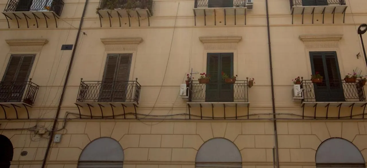 Giachi Friendly Rooms Alla Stazione 팔레르모 0*,